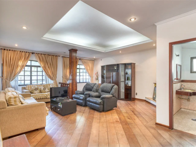 Casa à venda com 4 quartos, sendo 1 suíte,  em Alto da Boa Vista, São Paulo, SP
