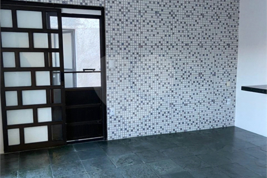 Casa à venda com 4 quartos, sendo 2 suítes,  no Centro, Serra Negra, SP