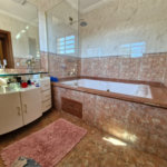 Casa à venda com 4 suítes no condomínio Villa Viana II, Cotia - SP