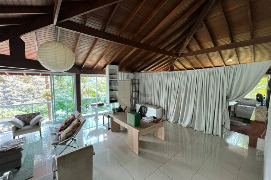 Casa à venda com 6 quartos, sendo 5 suítes, no condomínio Alpes da Cantareira, Mairiporã - SP