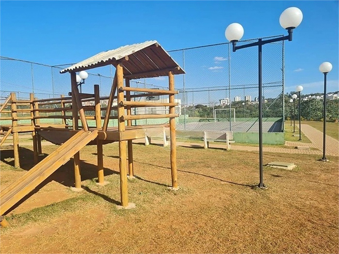 Casa à venda com 3 quartos, sendo 1 suíte, no condomínio Horto Florestal Villagio, Sorocaba - SP