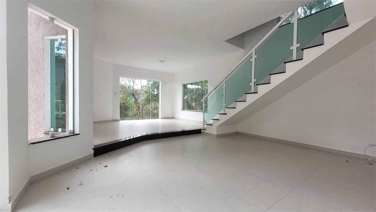 Casa à venda com 4 quartos, sendo 1 suíte, no condomínio Parque Suiça, Caieiras - SP