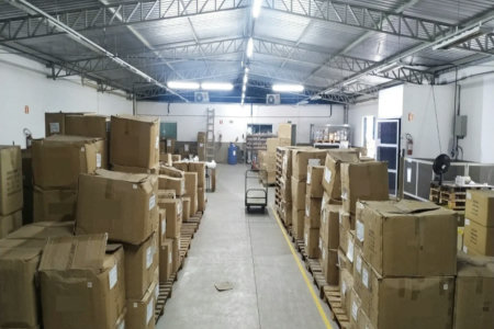 Galpão com 1155m² , 6 banheiros , sendo 2 vestiários , atualmente com 13 vagas , podendo chegar a 17 , à venda na Vila Principe de Gales em Santo André.