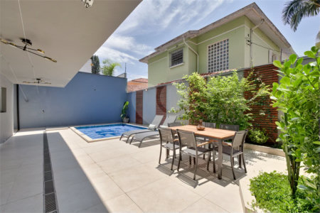 Casa à venda no Brooklin Velho, reformada e com piscina.