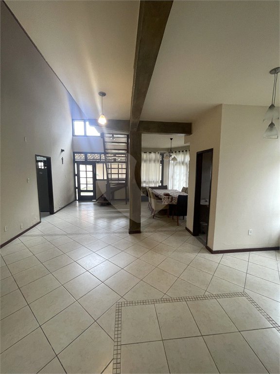 Casa à venda com 5 quartos, sendo 3 suítes, no condomínio Recanto das Palmeiras, Rio de Janeiro - RJ