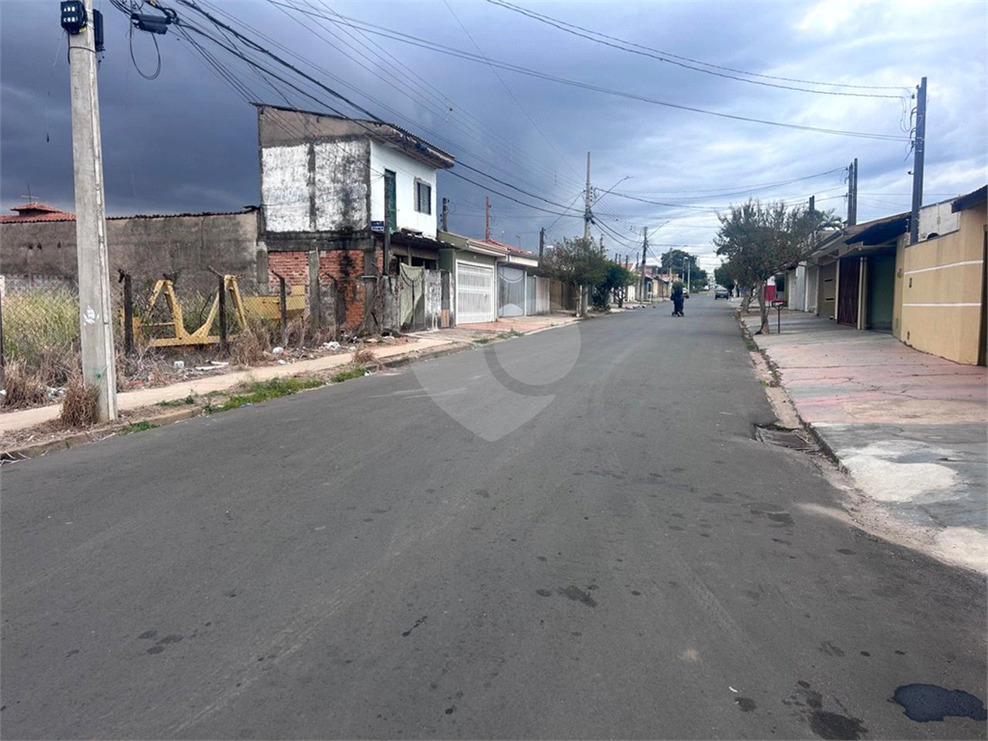 Terreno já cimentado a venda no Jockey Club