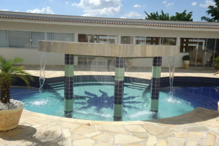 Casa à venda com 6 quartos, sendo 4 suítes,  no condomínio Monte Belo, Salto - SP
