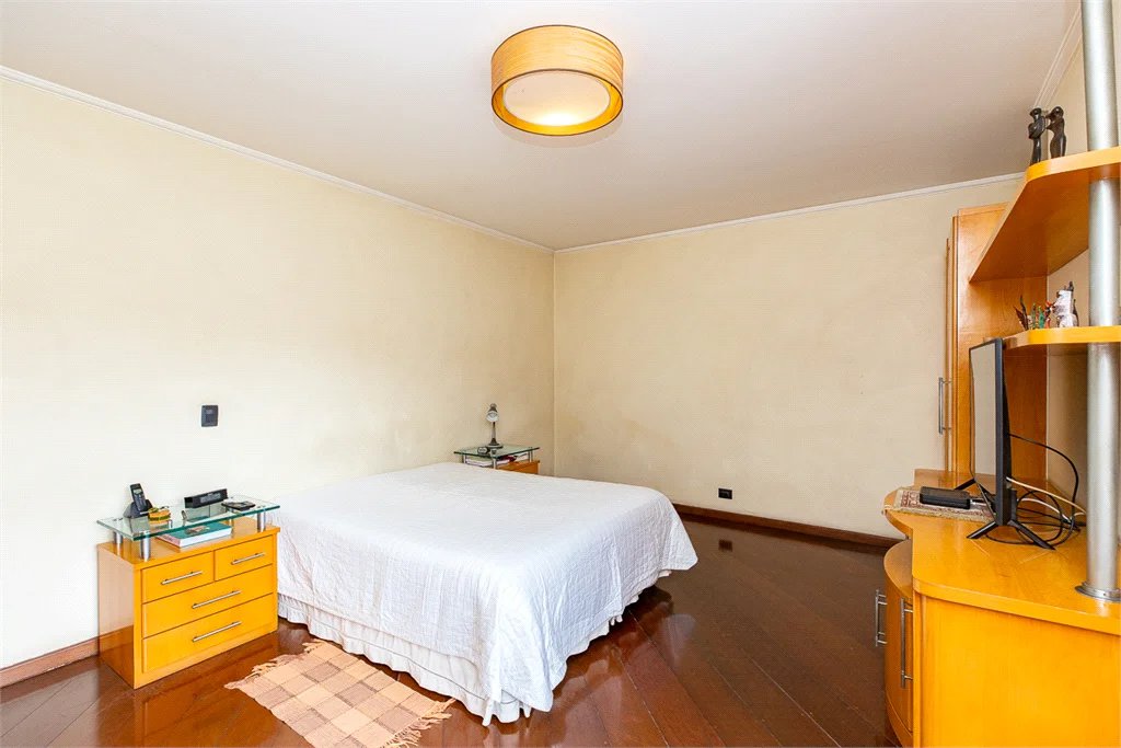 Casa à venda com 5 quartos, sendo 3 suítes, no condomínio Residencial Morumbi, São Paulo - SP