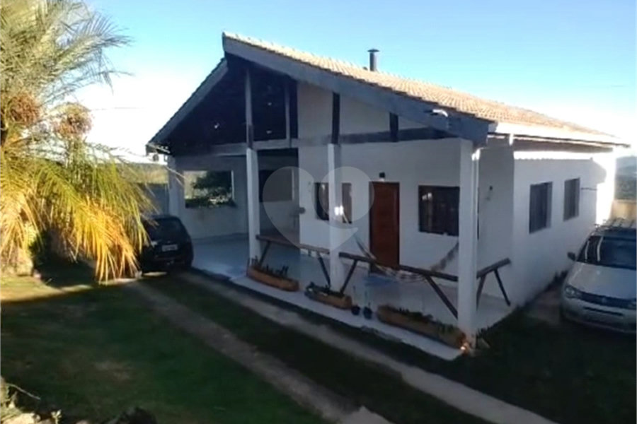 Casa à venda com 3 quartos, sendo 1 suíte, no condomínio Mountain Village, Atibaia - SP