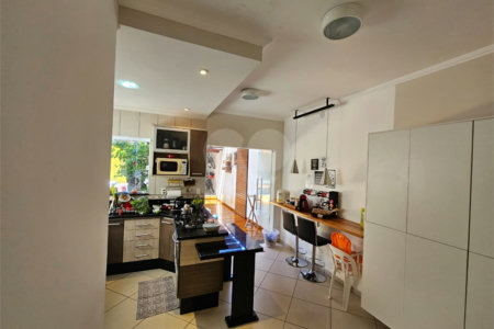Sobrado à venda com 3 quartos, sendo 1 suíte,  em Residencial Colinas, Mogi das Cruzes, SP