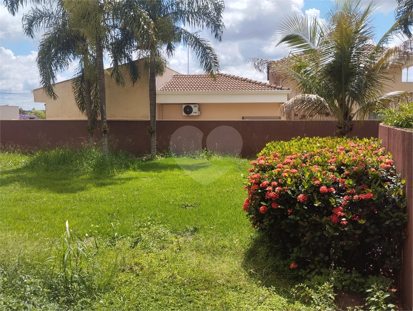 Sobrado à venda com 4 quartos, sendo 3 suítes, em Altos do Jaraguá, Araraquara, SP