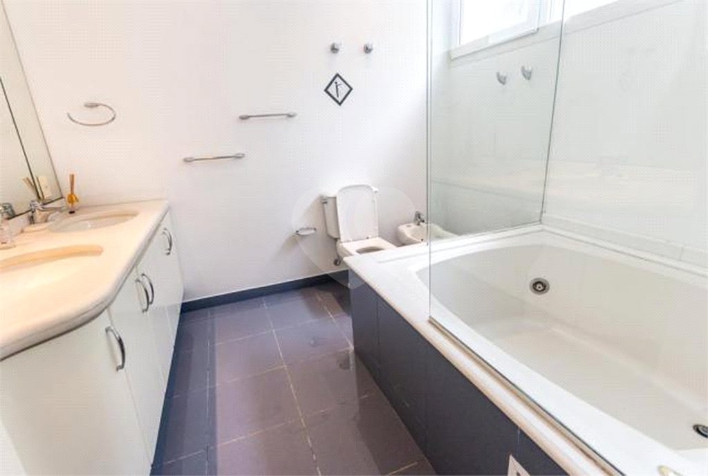 Casa à venda com 6 suítes no condomínio Vitória Régia, São Paulo - SP