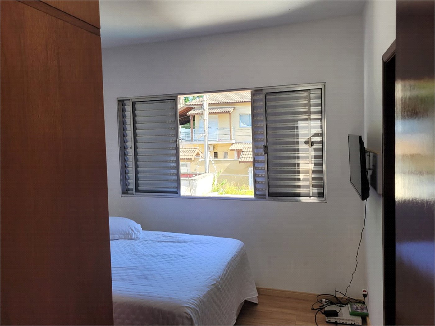 Sobrado com 14 metros de frente , na Região do Jardim Guapira , próximo ao Clube Guapira com 5 dormitórios, sendo 3 suíte com armários embutidos ,banheiro social, Sala para 2 ambientes, escritório com banheiro .cozinha ampla com armários, área de serviço ,dispensa, quintal com banheiro externo c