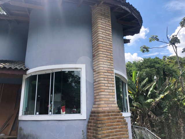 Casa à venda com 3 quartos, sendo 1 suíte,  no condomínio Parque Suiça, Caieiras - SP
