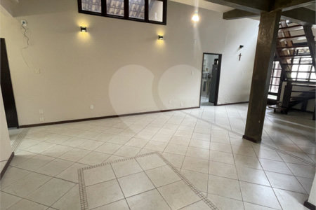 Casa à venda com 5 quartos, sendo 3 suítes, no condomínio Recanto das Palmeiras, Rio de Janeiro - RJ