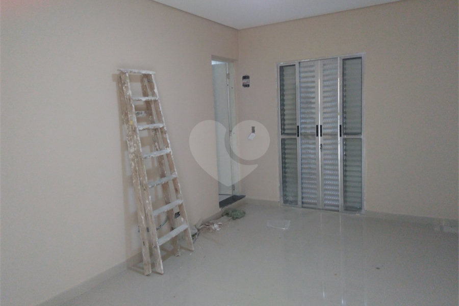Casa à venda com 3 quartos, sendo 1 suíte,  no condomínio Nair Ramos Shuring, São Paulo - SP