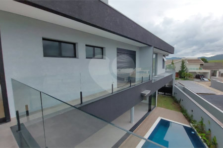 Casa à venda com 5 suítes no condomínio Figueira Garden, Atibaia - SP