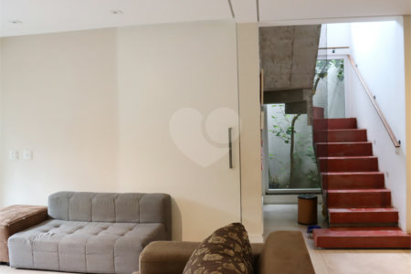Casa à venda com 6 quartos, sendo 4 suítes, em Bosque da Saúde, São Paulo, SP