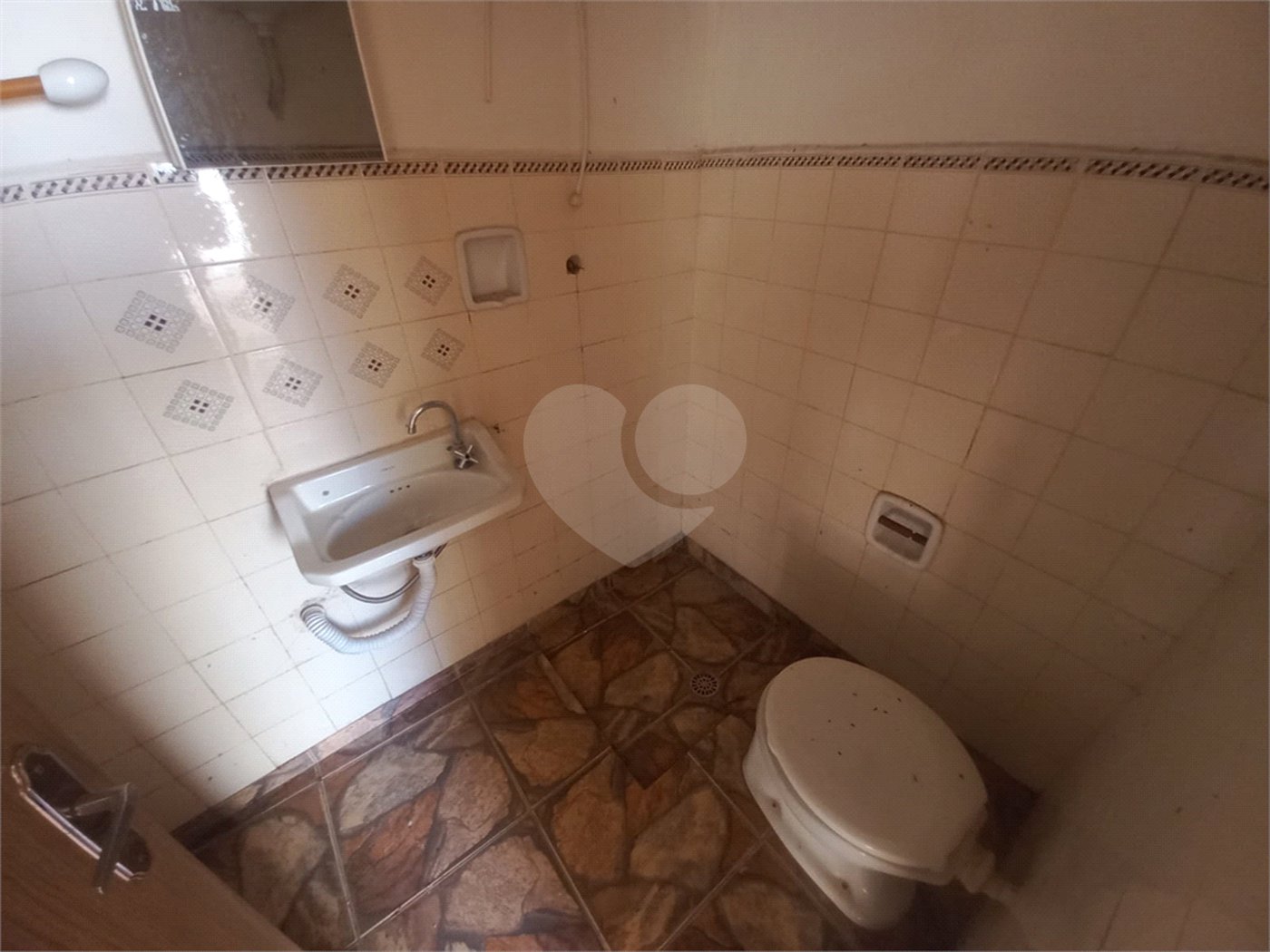 Casa térrea com 2 dormitórios.