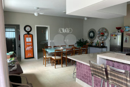 Casa à venda com 4 quartos, sendo 3 suítes, no condomínio Vila Hípica I, Vinhedo - SP