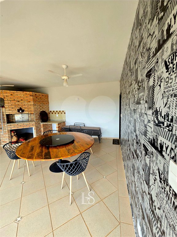 Indaiatuba- Vale das Laranjeiras - Vista dos fundos para o lago - Casa assobradada - 3 pisos, 4 quartos, 2 suítes, uma com hidro ,escritório, sala 3 ambientes, lareira, lavabo,cozinha ampla, despensa, lavanderia, churrasqueira, forno pizza, 6 wcs, piscina, jardim despensa, garagem, segurança