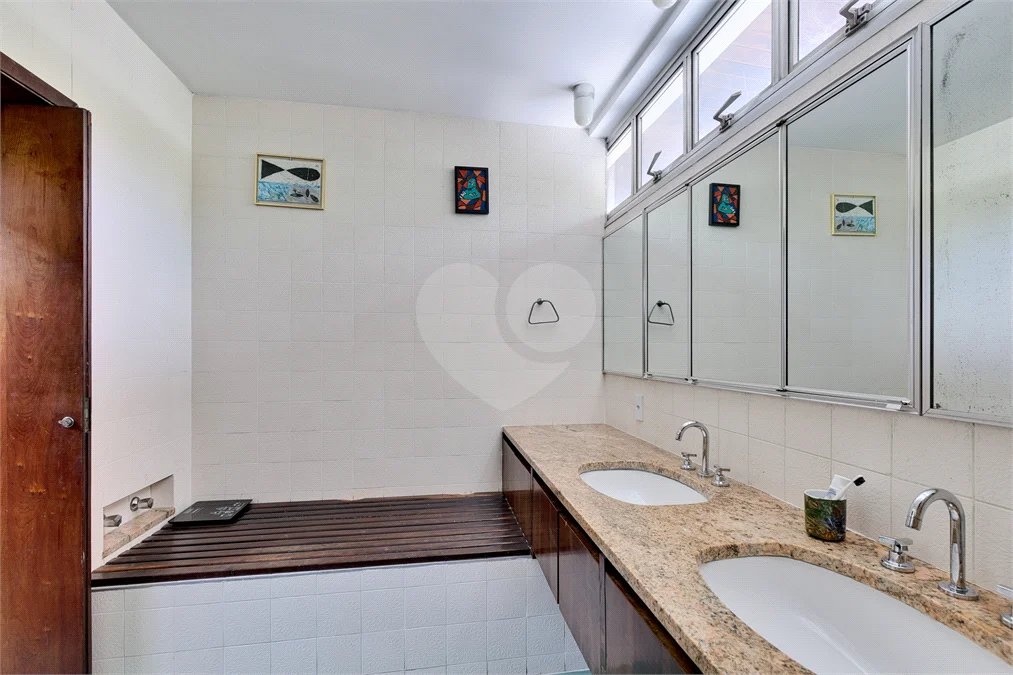 Sobrado à venda com 4 quartos, sendo 3 suítes,  em Granja Julieta, São Paulo, SP