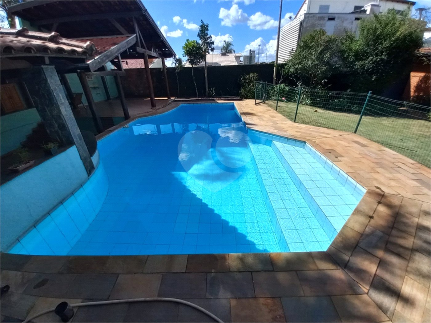 Sobrado com 4 dormitórios, sendo 1 suíte master.