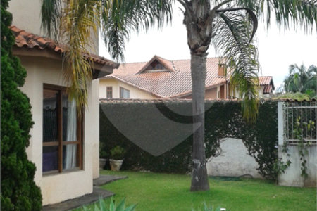 Casa à venda com 4 quartos, sendo 2 suítes, no condomínio Fazendinha Chácara Vale do Rio Cotia, Carapicuíba - SP