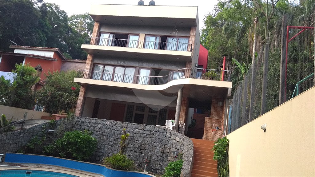 Casa à venda com 4 quartos, sendo 2 suítes, no condomínio Champs Elysees Village, Mairiporã - SP