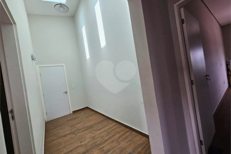 Casa à venda com 4 quartos, sendo 1 suíte,  no condomínio Jardim Shangri-lá, Atibaia - SP