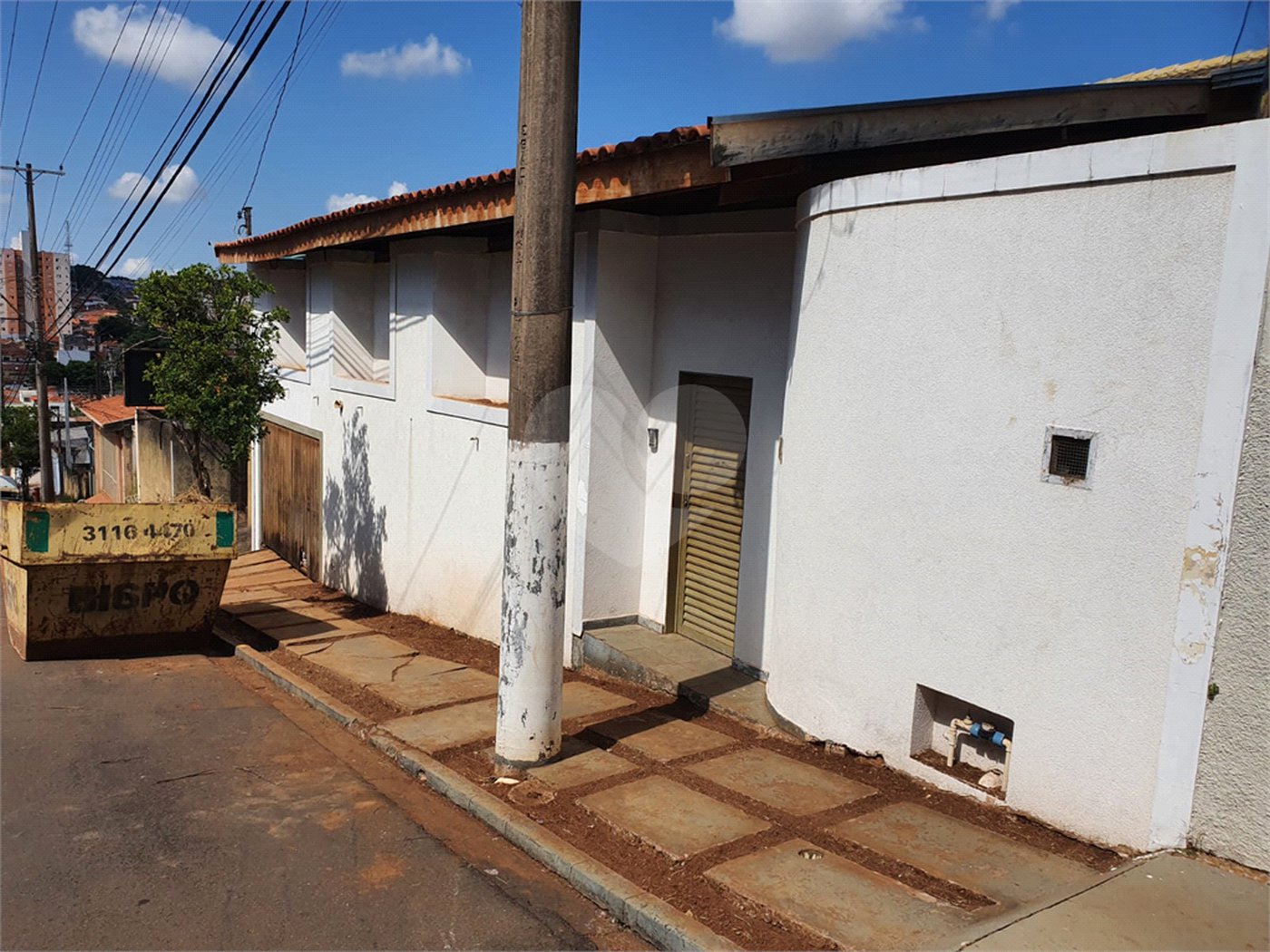 Casa térrea com 5 dormitórios, sendo 2 suítes.