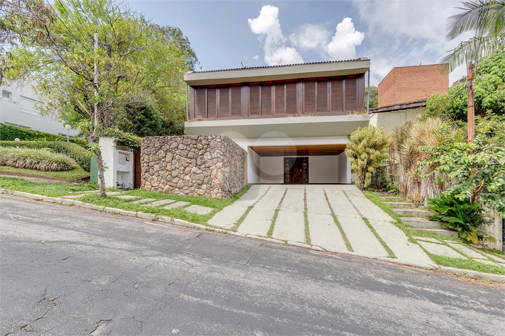 Casa à venda com 5 quartos, sendo 3 suítes, no condomínio Granja do Morumbi, São Paulo - SP