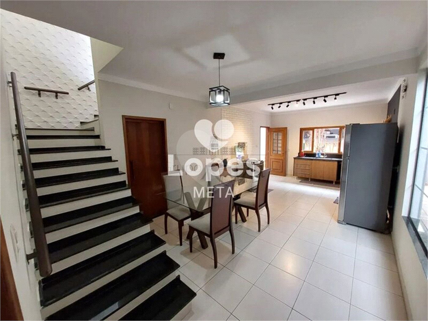 Casa à venda com 3 quartos, sendo 1 suíte,  no condomínio Loteamento Vila Branca, Jacareí - SP
