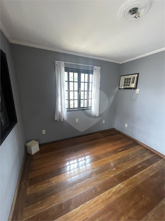 Casa à venda com 5 quartos, sendo 3 suítes, no condomínio Recanto das Palmeiras, Rio de Janeiro - RJ