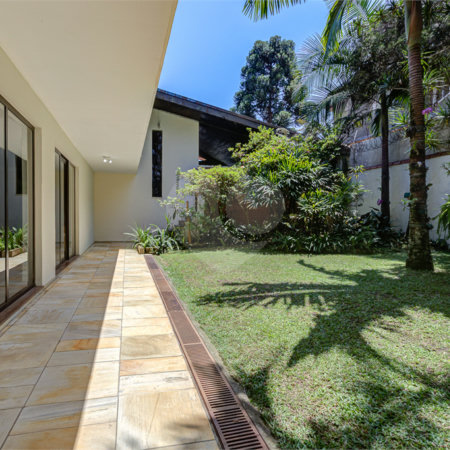 Casa Térrea à venda com 5 quartos, sendo 4 suítes, em Interlagos, São Paulo, SP