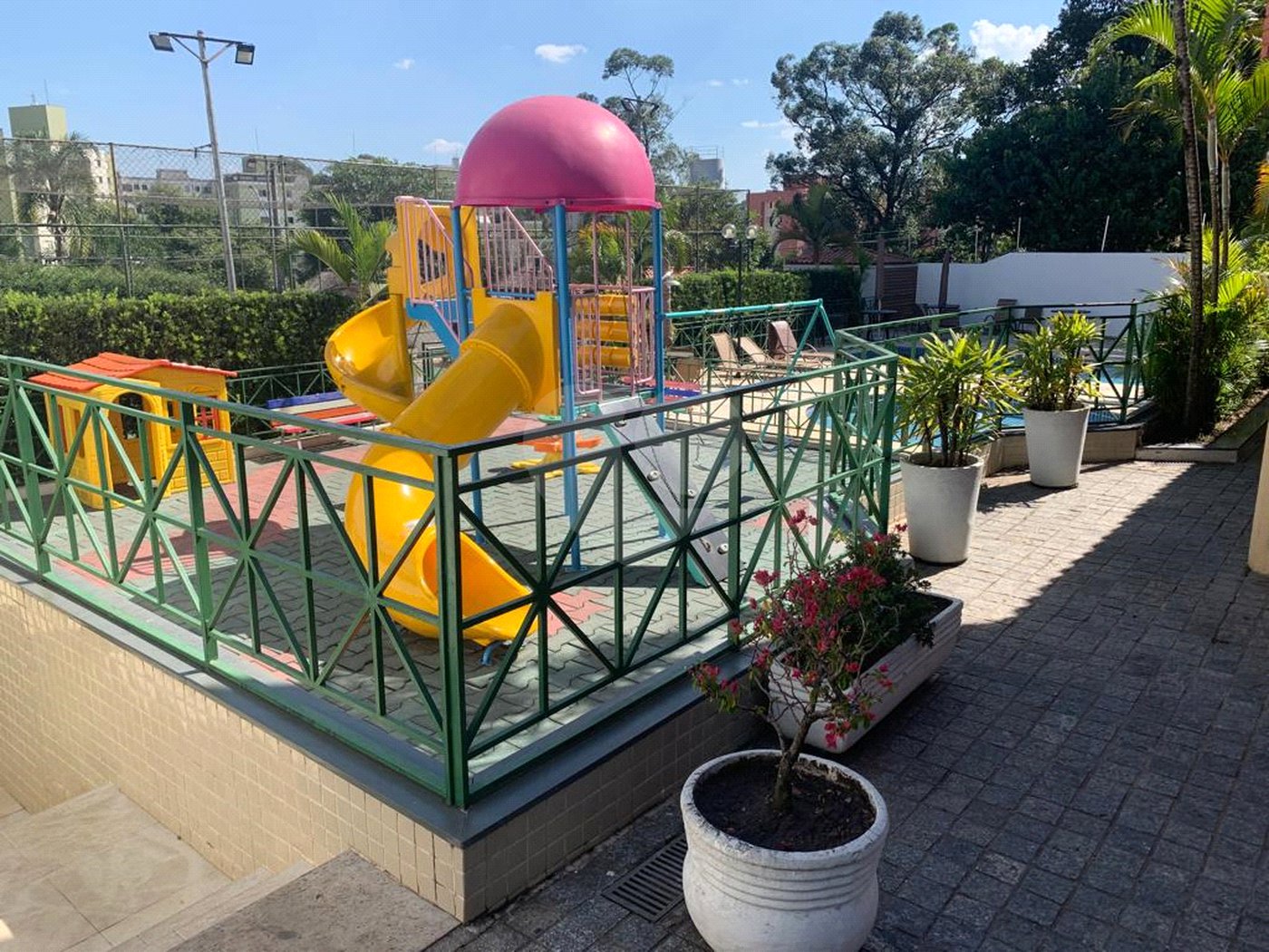 Casa à venda com 3 quartos, sendo 1 suíte, no condomínio Greenland, São Paulo - SP