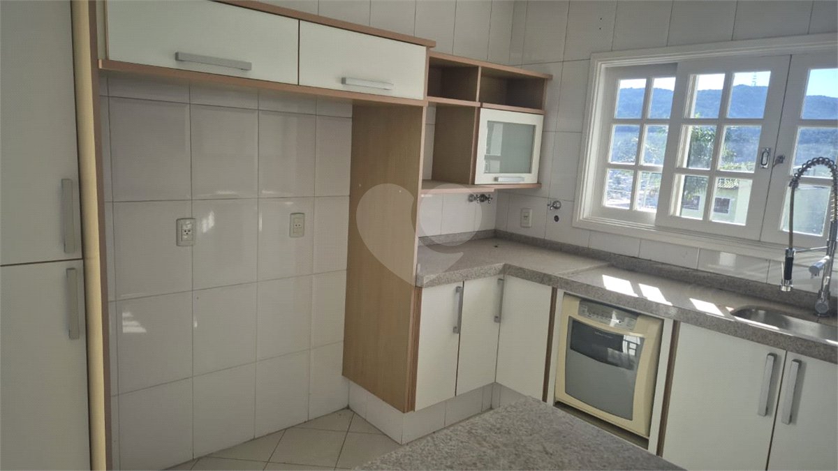 Sobrado à venda com 4 quartos, sendo 2 suítes, em Jardim Virginia Bianca, São Paulo, SP
