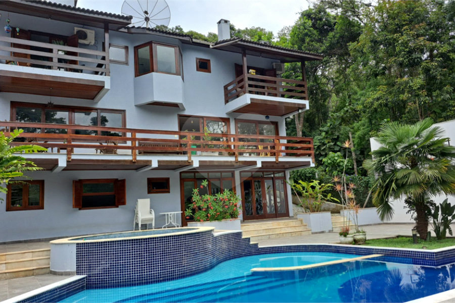 Casa à venda com 6 quartos, sendo 4 suítes, no condomínio Alpes da Cantareira, Mairiporã - SP