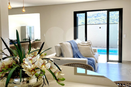 Casa à venda com 3 quartos, sendo 2 suítes, no condomínio Residencial Marchant Buarque, Atibaia - SP