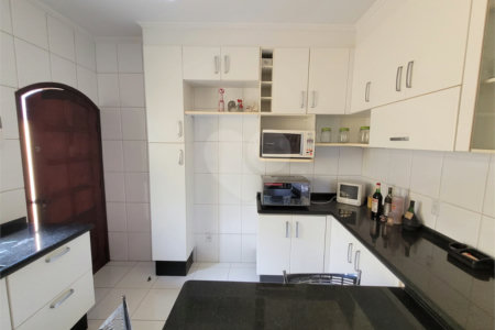 Sobrado à venda com 3 quartos, sendo 1 suíte, em Vila dos Remédios, São Paulo, SP
