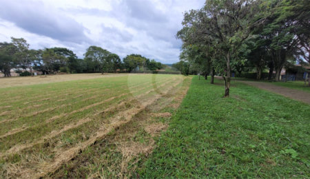 Terreno à venda no condomínio Vila Pinhal, Itirapina - SP