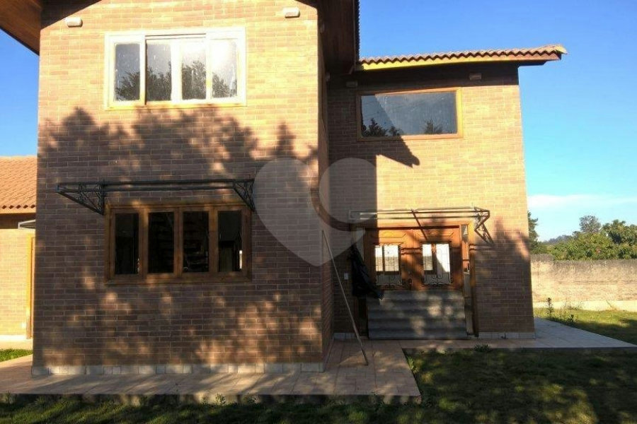 Casa à venda ou para alugar com 3 suítes no condomínio Vilarejo Estoril, Mairiporã - SP