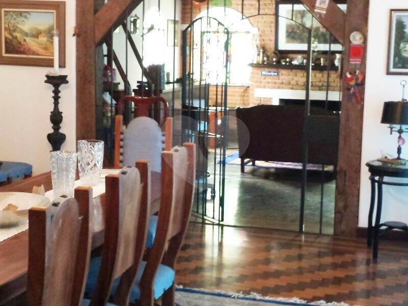 Casa à venda com 5 quartos, sendo 2 suítes, no condomínio Luís Romero Sanson, São Paulo - SP