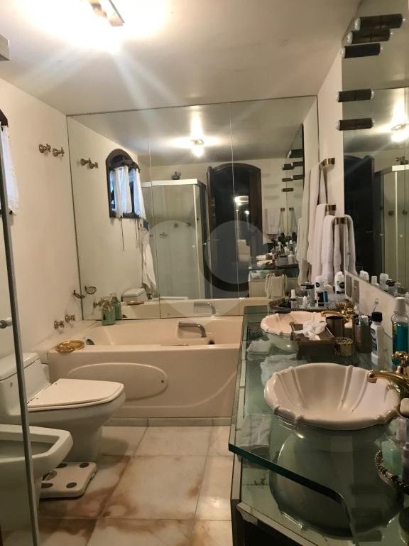 Casa à venda com 5 quartos, sendo 2 suítes,  em Jardim Everest, São Paulo, SP
