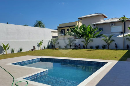 Casa à venda com 3 suítes no condomínio Shambala III, Atibaia - SP