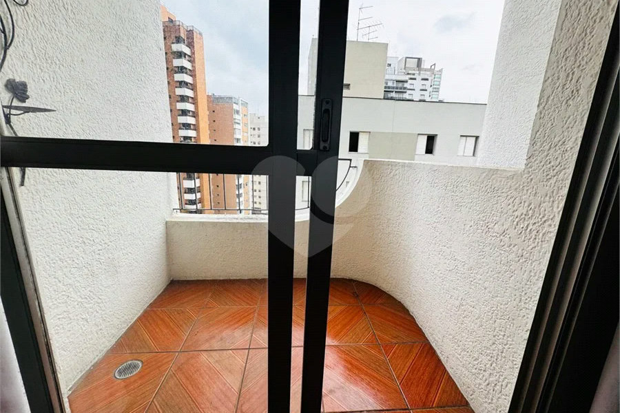 Vende-se Apartamento de 2 Quartos com Sacada na Vila Mascote