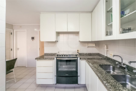 Casa à venda com 4 quartos, sendo 2 suítes, em Alto da Boa Vista, São Paulo, SP