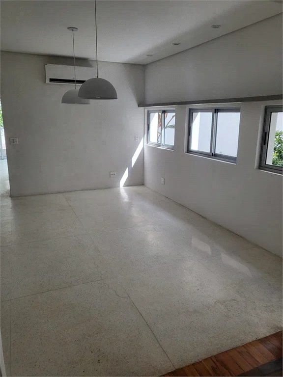 Sobrado à venda ou para alugar com 3 quartos, sendo 1 suíte, em Água Branca, São Paulo, SP