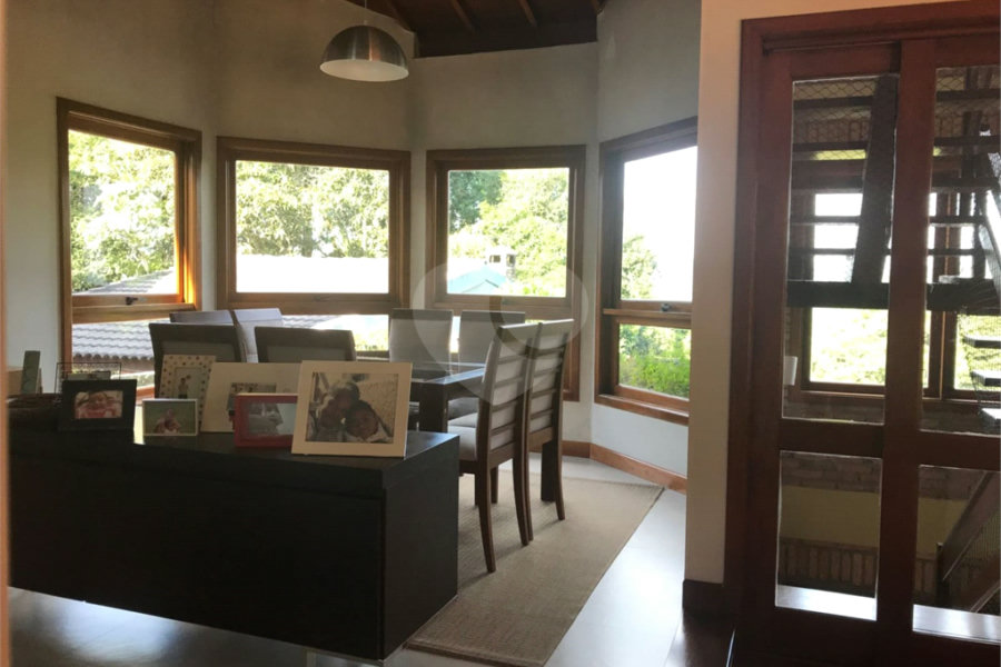 Casa à venda com 4 quartos, sendo 3 suítes, no condomínio Alpes da Cantareira, Mairiporã - SP