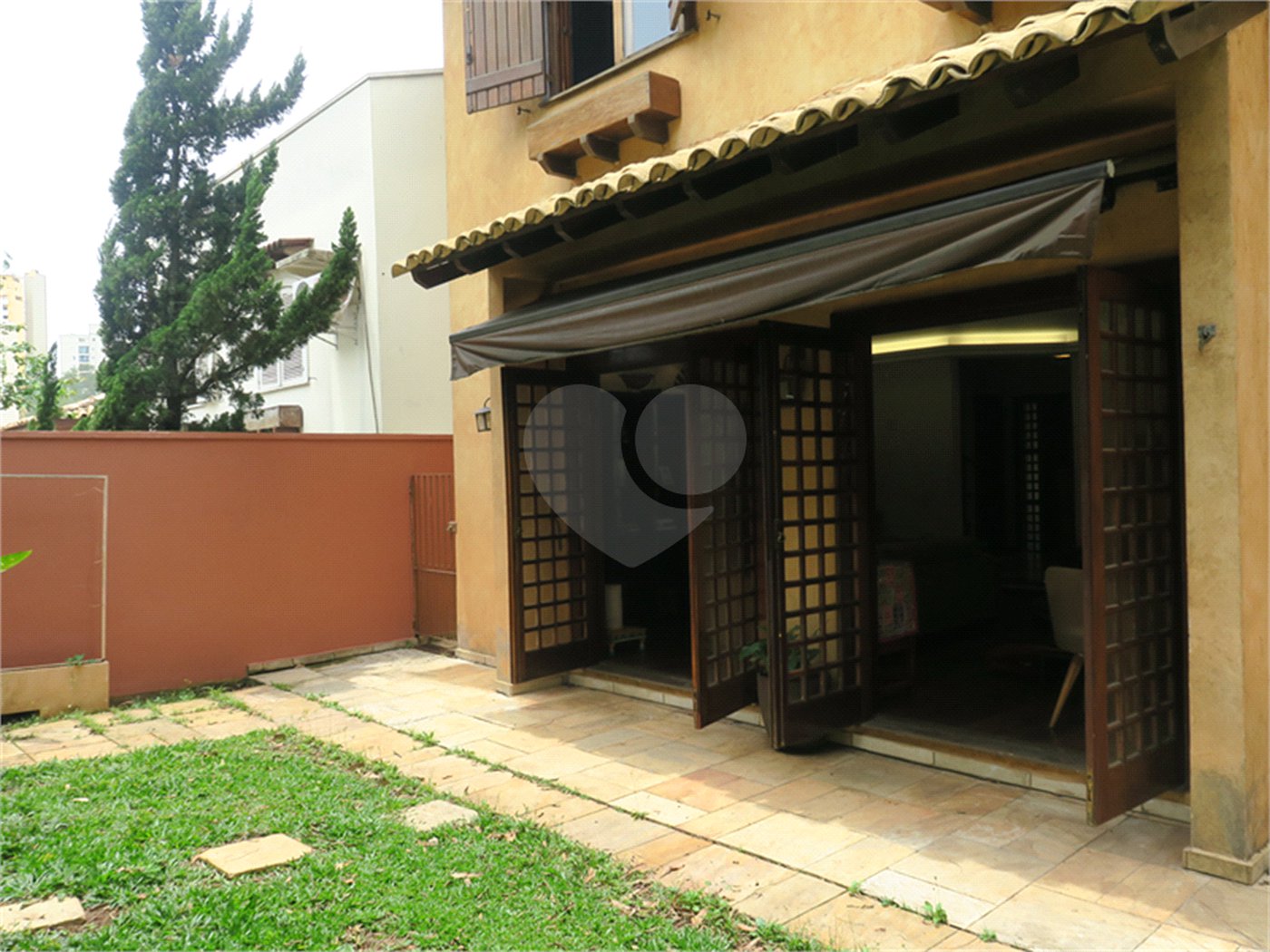 Casa à venda com 4 quartos, sendo 2 suítes, no condomínio Vila das Flores, São Paulo - SP